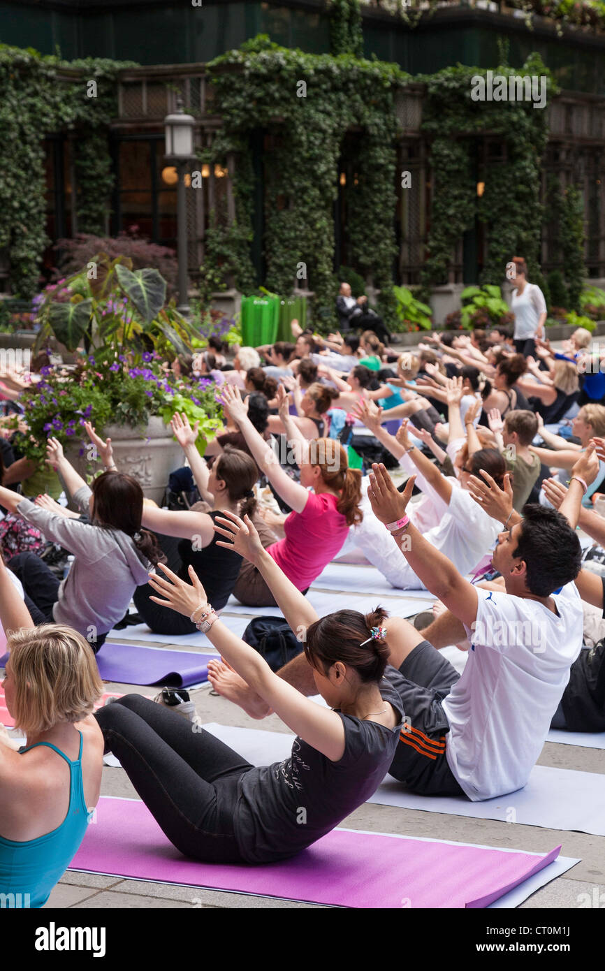 Classe di yoga in Bryant Park, New York Foto Stock