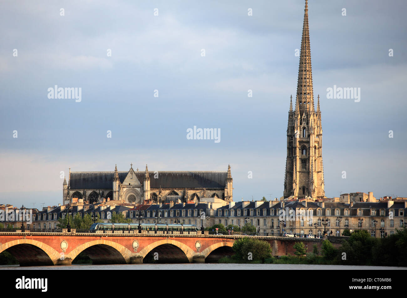 Francia Aquitania, Bordeaux, Pont de Pierre, Basilique St-Michel, Foto Stock