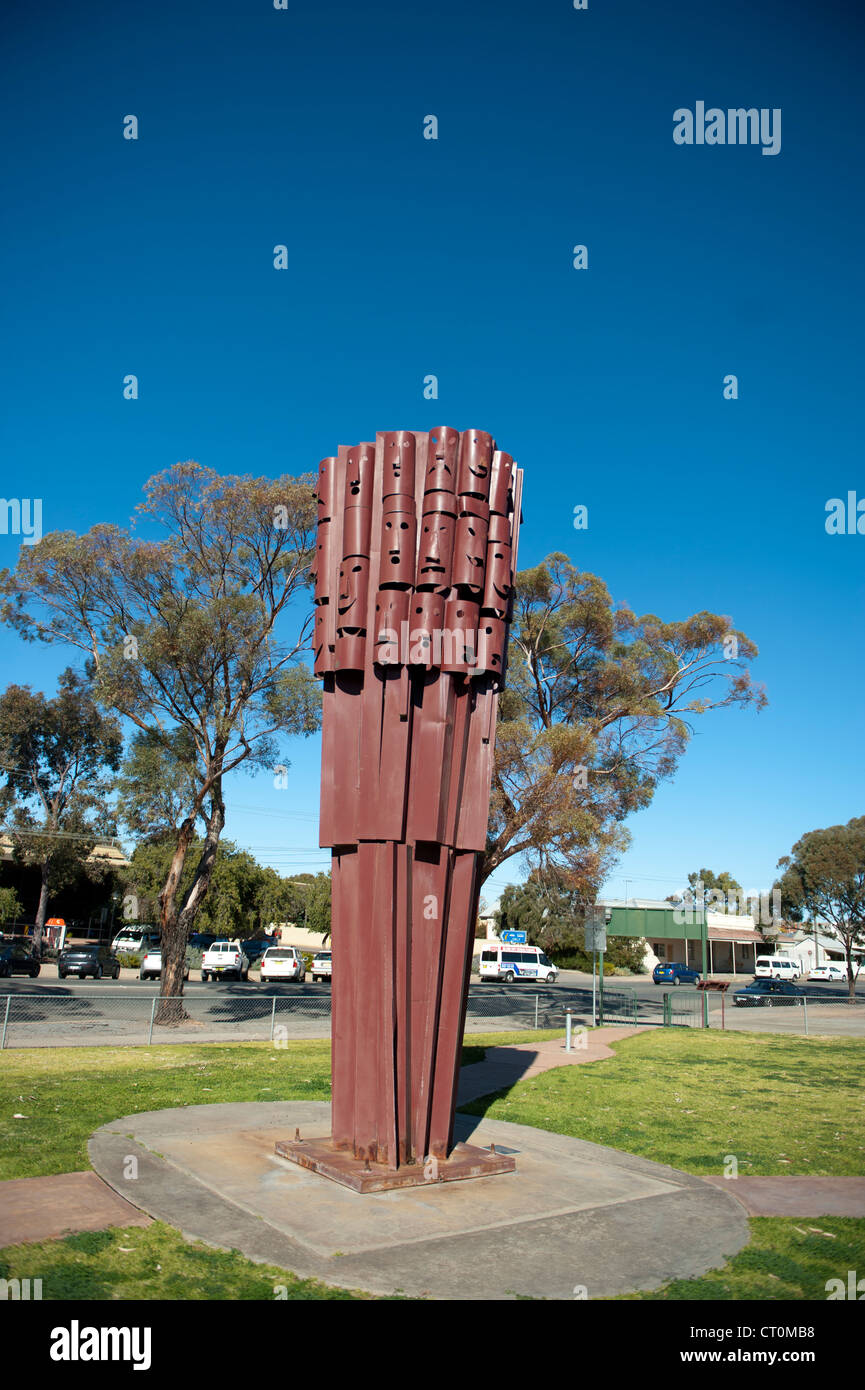 Scultura dell'artista locale Pro Hart nel parco cittadino di fronte Visitor Information Centre in la blenda Street, Broken Hill, Outback NSW Foto Stock