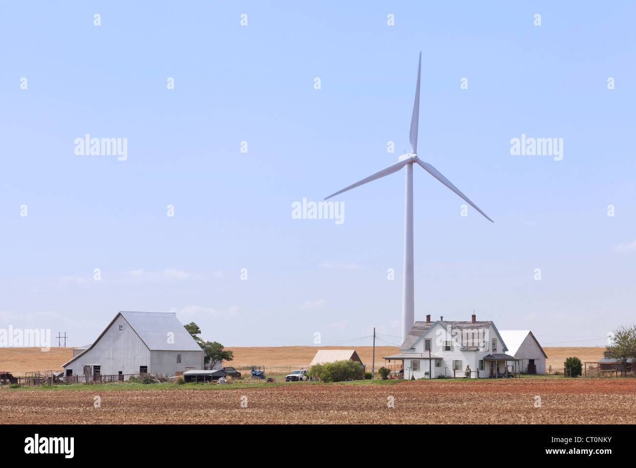 Le turbine eoliche dietro case - Texas - USA Foto Stock