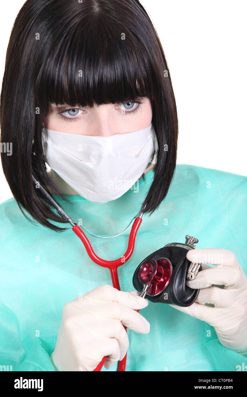 Donna auscultating portamonete Foto Stock