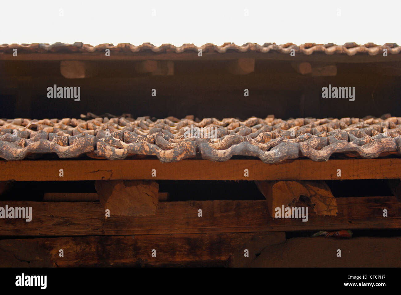 Tradizionale tetto spiovente realizzato con piastrelle Manglori, Ratnagiri, Maharashtra, India Foto Stock