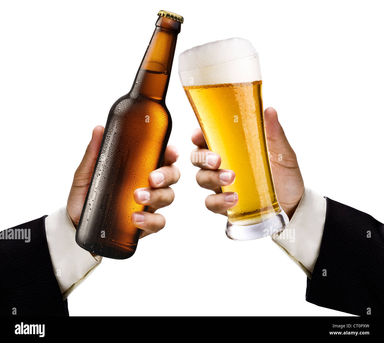 Due uomini con le mani un vetro e una bottiglia di birra su sfondo bianco. Foto Stock