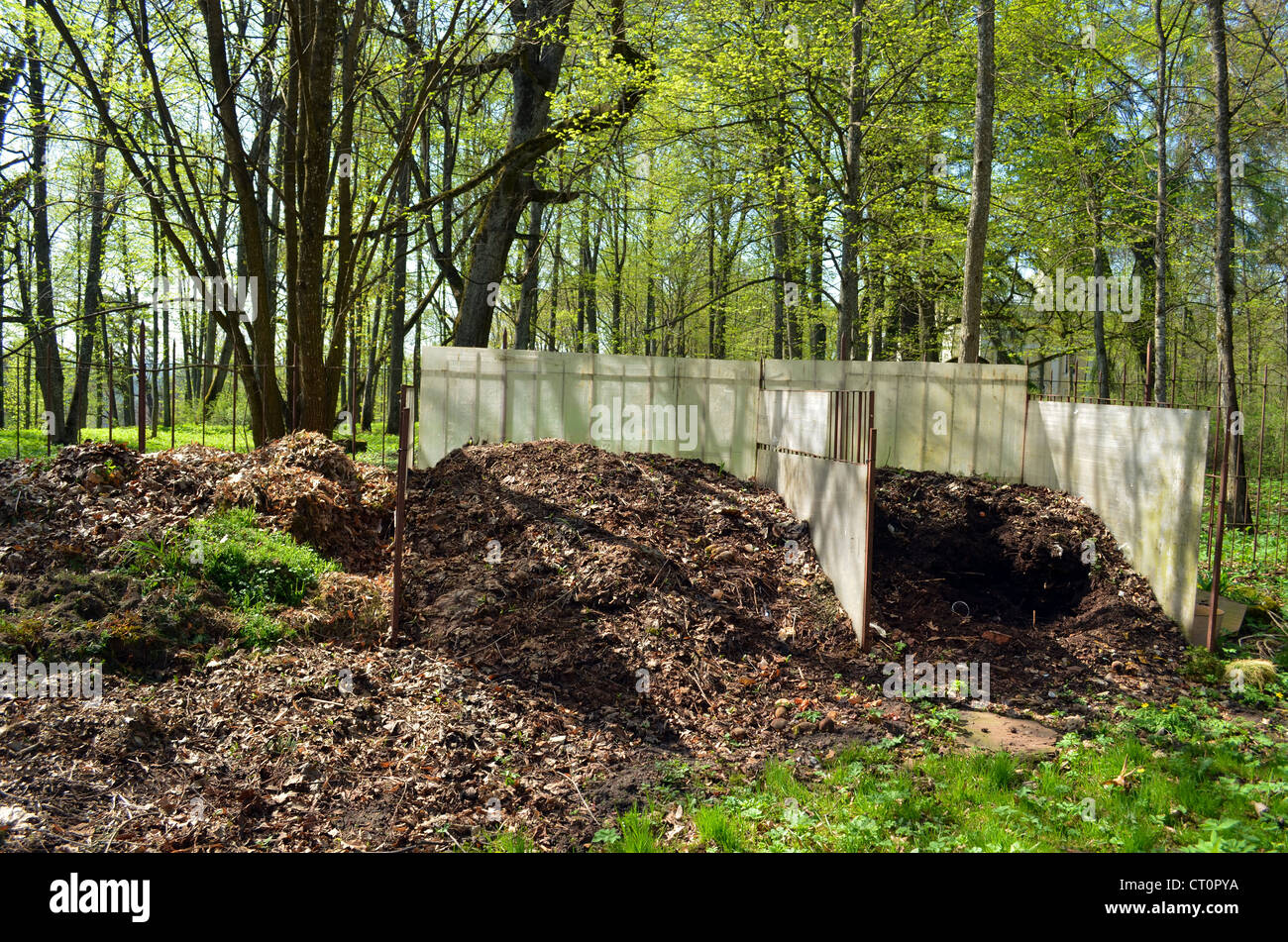 Produzione di compost in giardino. Fertilizzanti speciali terra fertile derivante dal decadimento organico rifiuti giardino lascia le erbe aromatiche Foto Stock