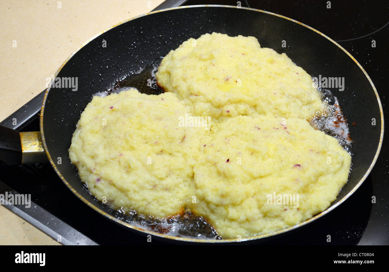 Frittelle di patate con la cottura della carne in padella. Delizioso Cibo fatto in casa. Foto Stock