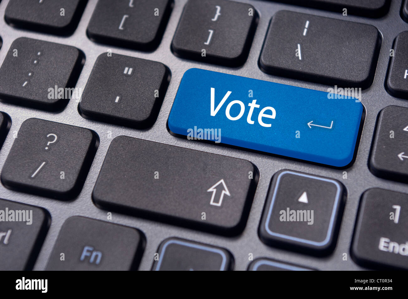 Voto voto o concetti, tramite computer o internet, con un messaggio sul tasto Invio della tastiera. Foto Stock