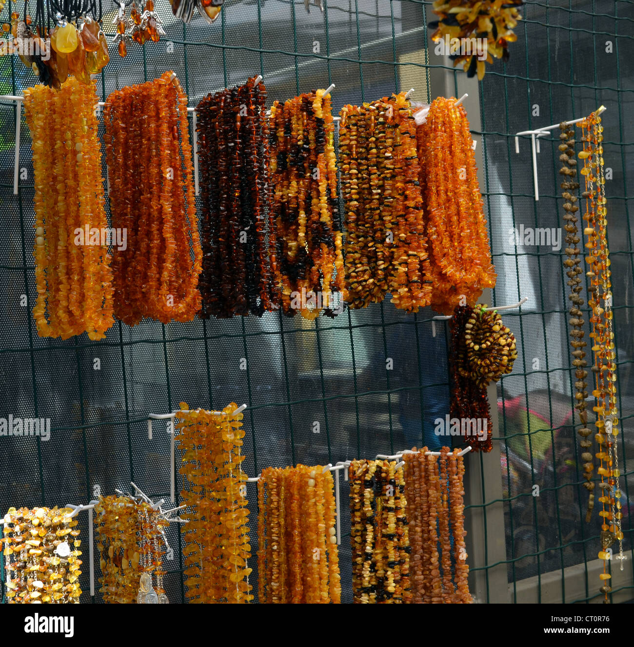 Perle e altri gioielli artigianali. Nazionale Lituana ambra pietra gioielli venduti nel centro citta'. Foto Stock