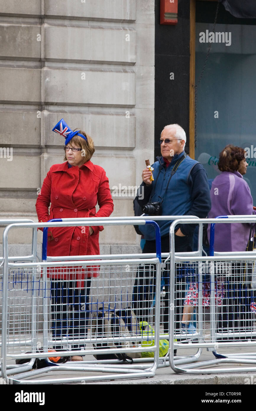 La folla che indossa la Union Jack Flag per il Queens diamond Giubileo a Londra Inghilterra in attesa per la regina dell'Inghilterra Foto Stock