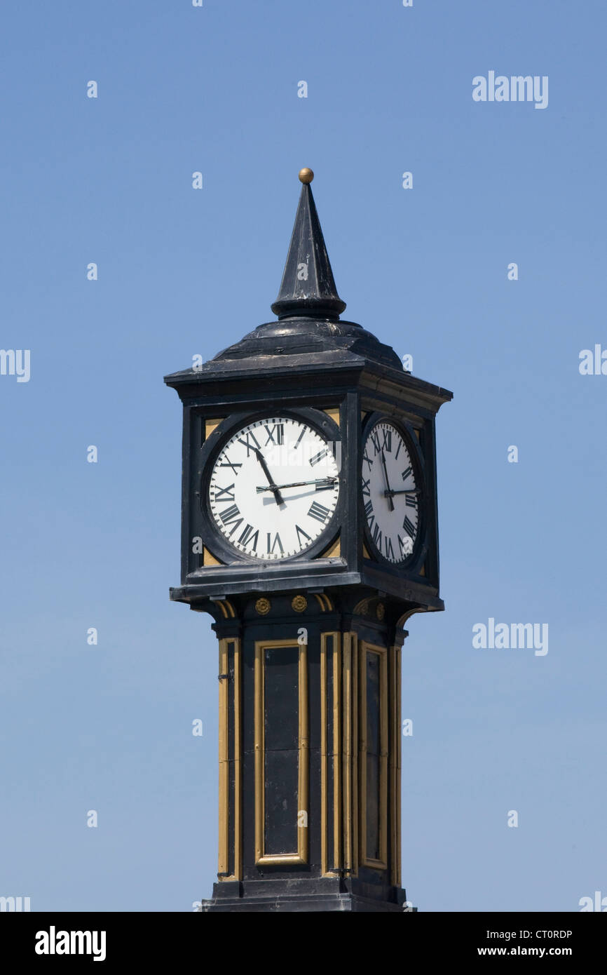 La famosa torre dell orologio nella città di Brighton e Hove città balneare sulla costa meridionale della Gran Bretagna REGNO UNITO Foto Stock
