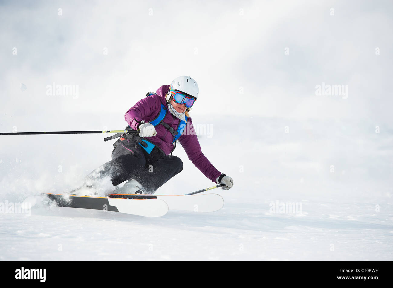 Sciatore sci sul pendio nevoso Foto Stock