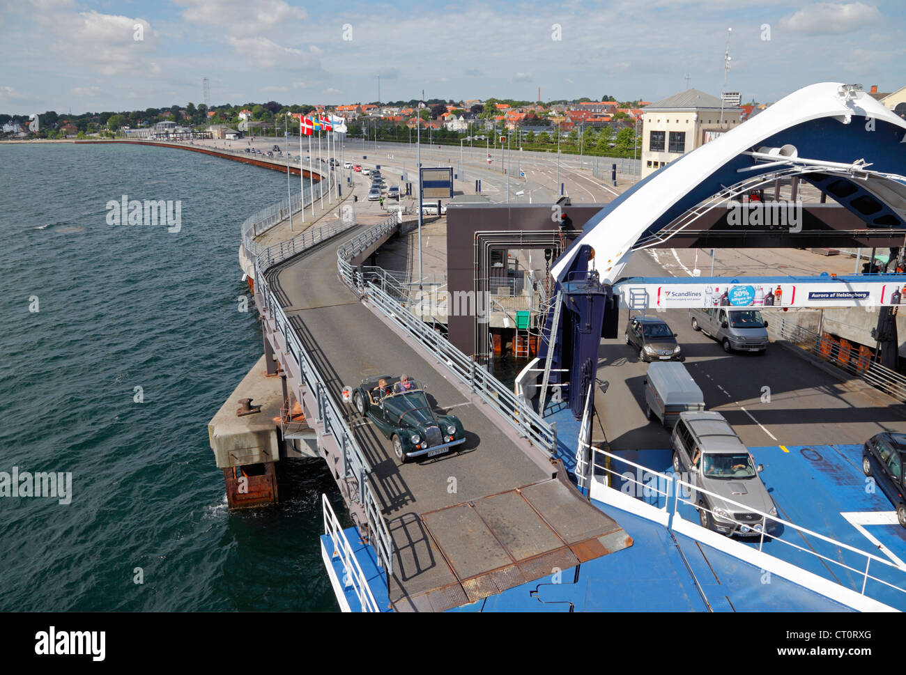 Le automobili e i veicoli guida a bordo del traghetto Scandlines M/V AURORA a Elsinore, Danimarca, per i venti minuti di passaggio per la Svezia Foto Stock