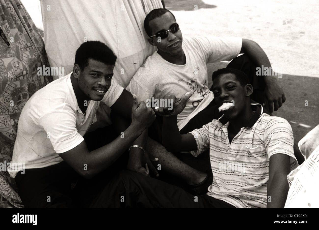 Tre giovani cubani, uomini durante una foto Foto Stock
