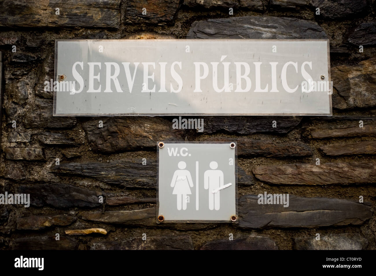 Servizi igienici pubblici segnale (Serveis públics in lingua catalana). Foto Stock