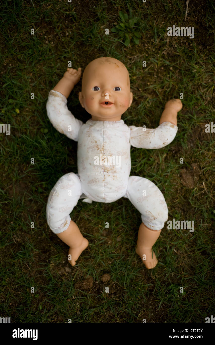 Sporco e calvo doll sull'erba. Foto Stock