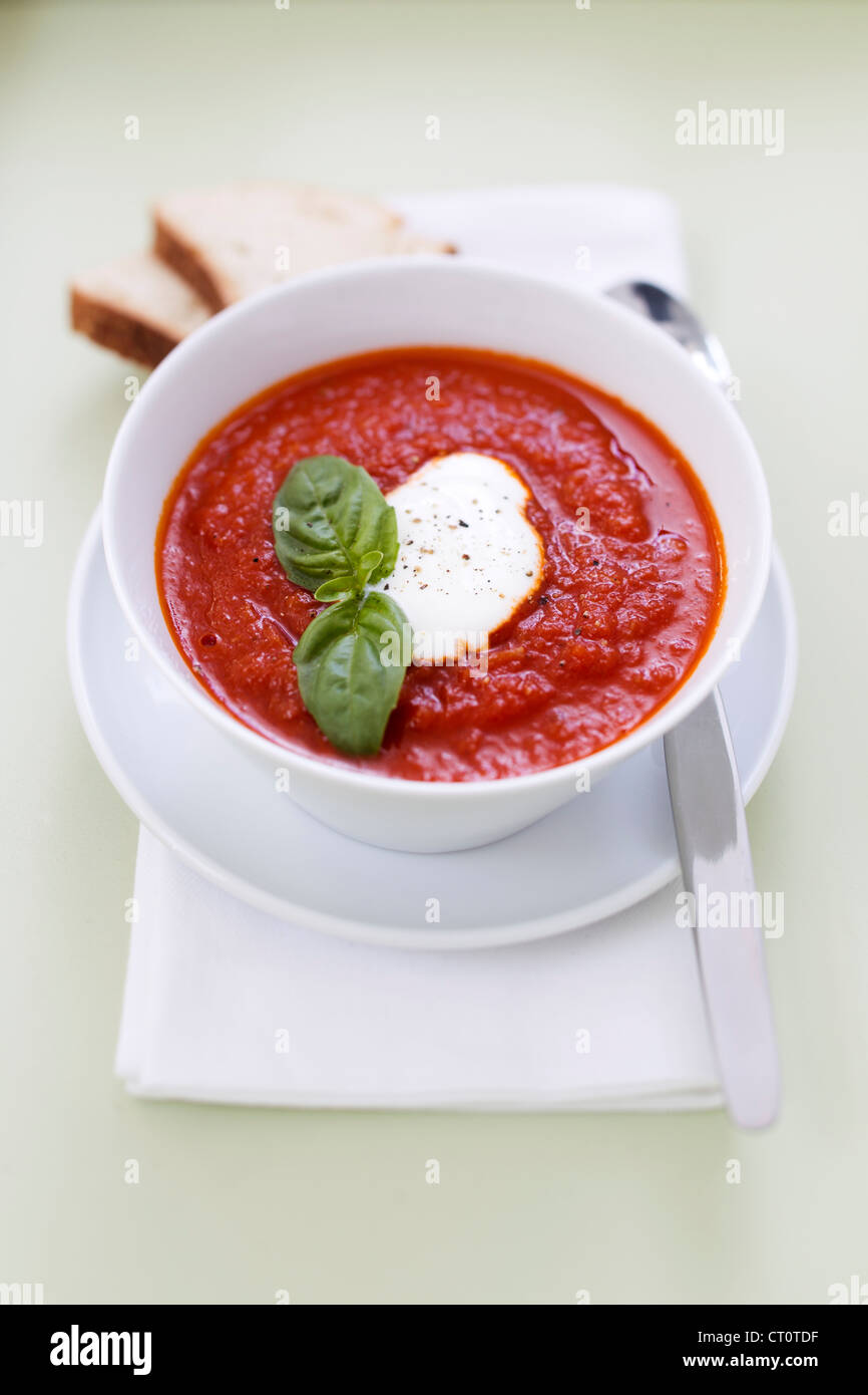 Ciotola di zuppa con erbe aromatiche e formaggio Foto Stock