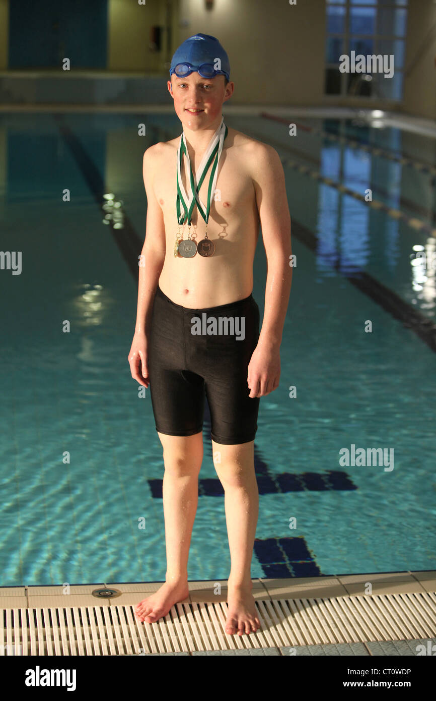 Nuotatore indossante medaglie in piscina Foto Stock
