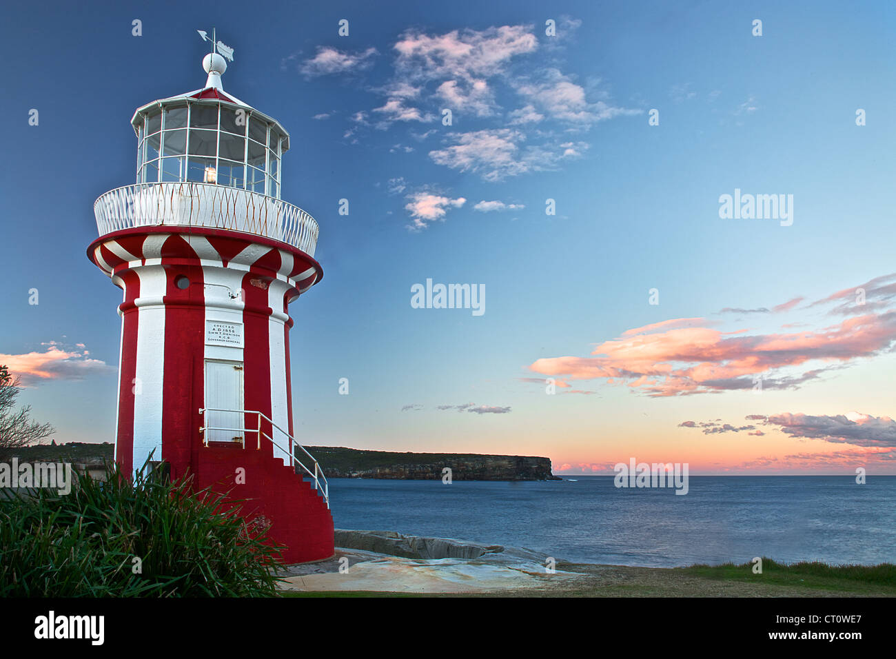 Faro al tramonto con vista sul mare Foto Stock