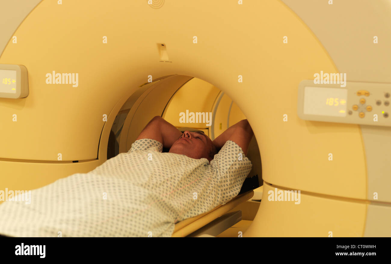 L'uomo rilassante nella macchina MRI Foto Stock