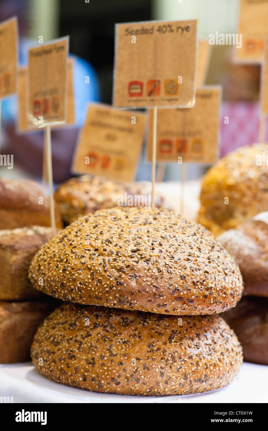 Pile di pane fresco per la vendita Foto Stock