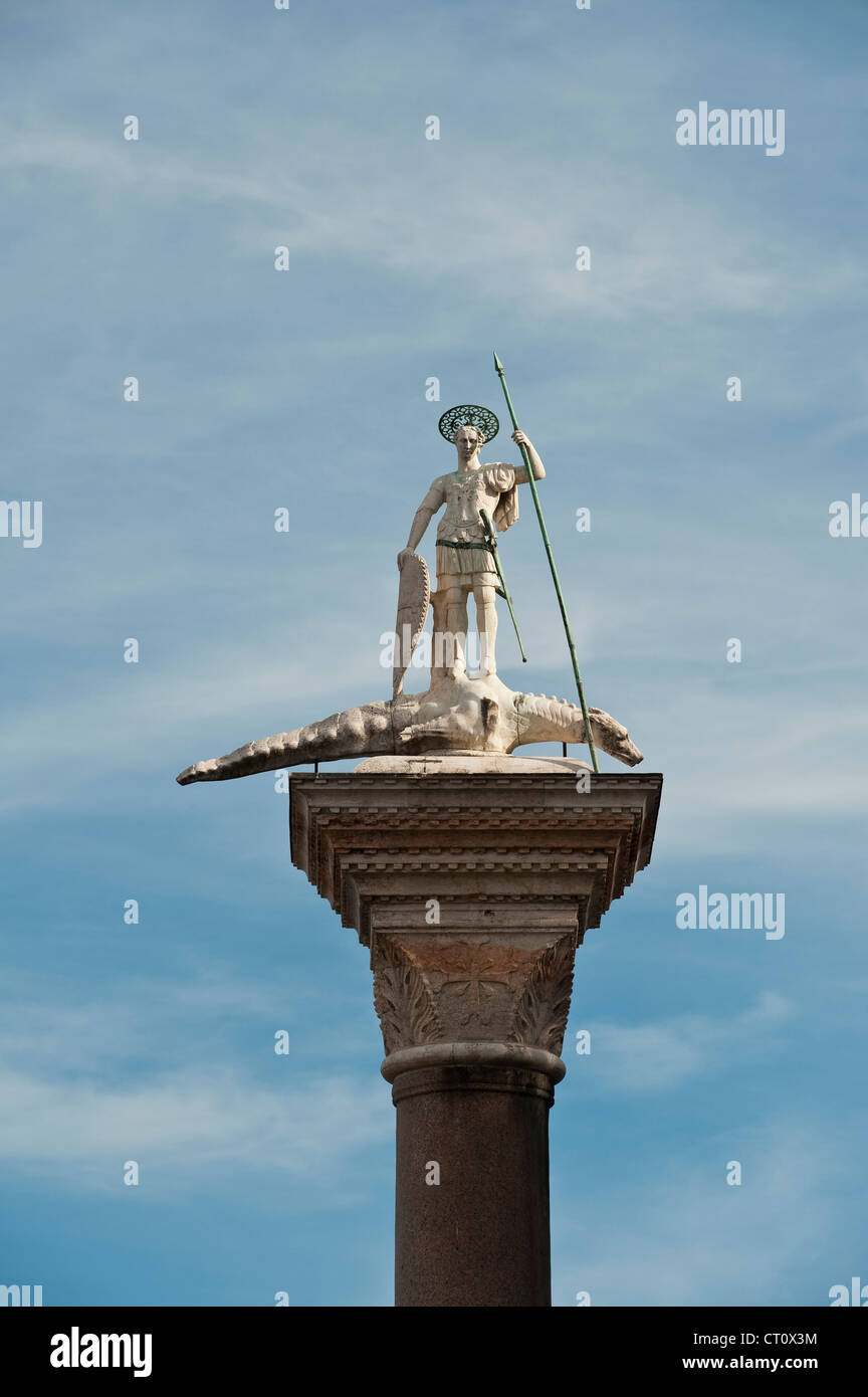 In Piazza San Marco si trova una colonna con la statua di San Teodoro, primo patrono di Venezia. Foto Stock
