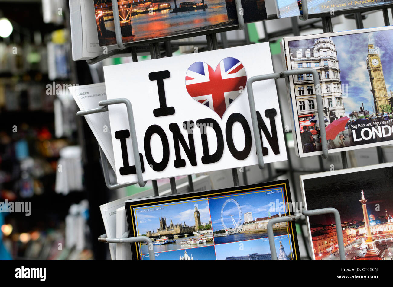 Cartoline di Londra su un cavalletto di sostegno al di fuori di un negozio di souvenir Foto Stock