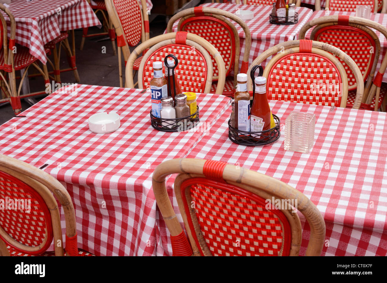 Regno Unito ristorante tavoli coperti in rosse e bianche tovaglie a scacchi Foto Stock