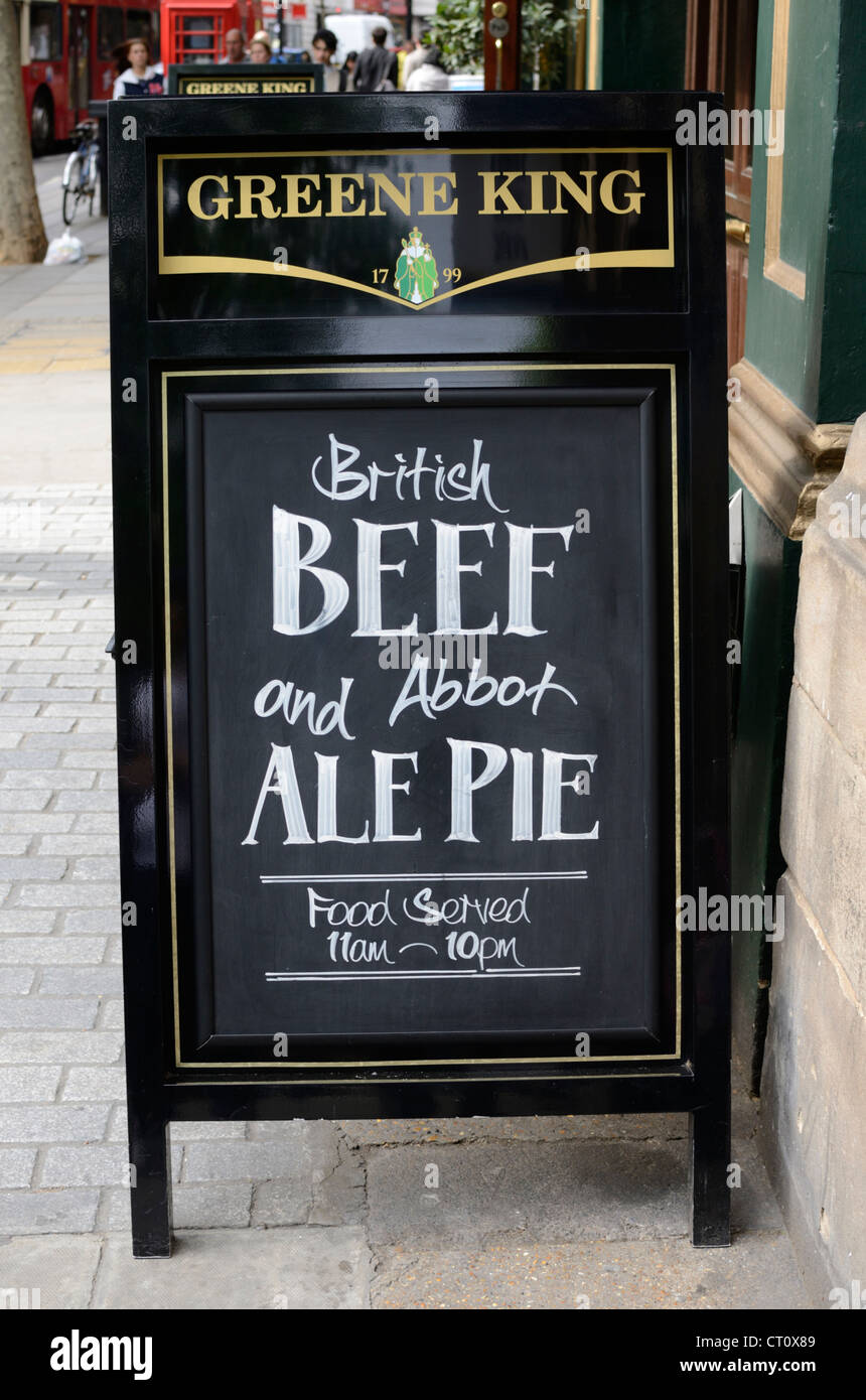 Una pubblicità della scheda la carne bovina britannica e ale torta al di fuori di un pub del Regno Unito Foto Stock