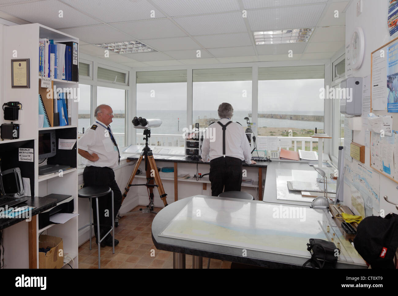 Coastwatch nazionali volontari al lavoro nella stazione di vedetta, Shoreham sul mare. Foto Stock