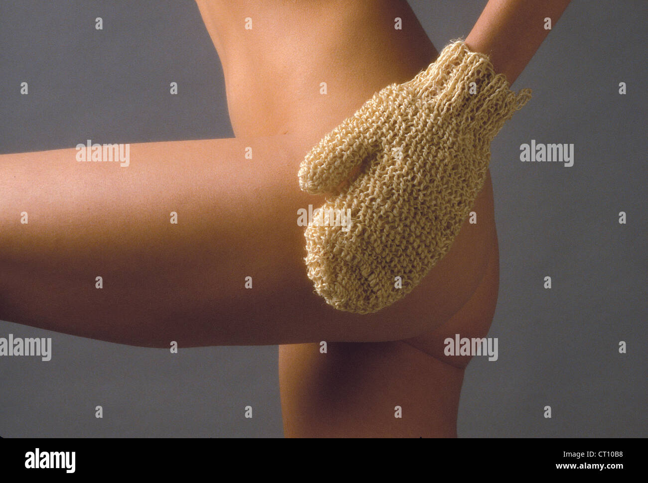Donna che utilizza Guanto massaggio Foto Stock