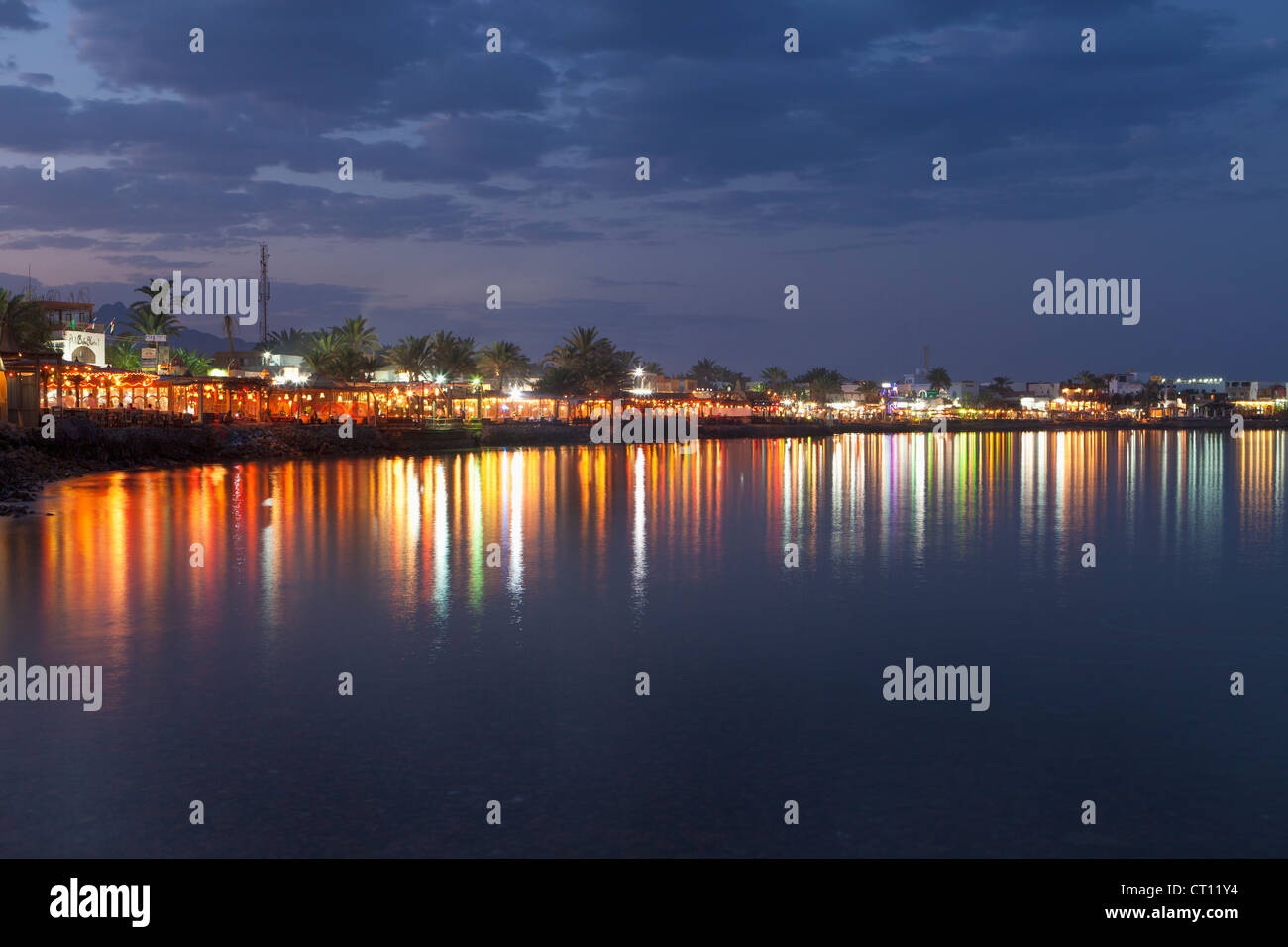 Vista sul lungomare di Dahab di notte, Egitto Foto Stock