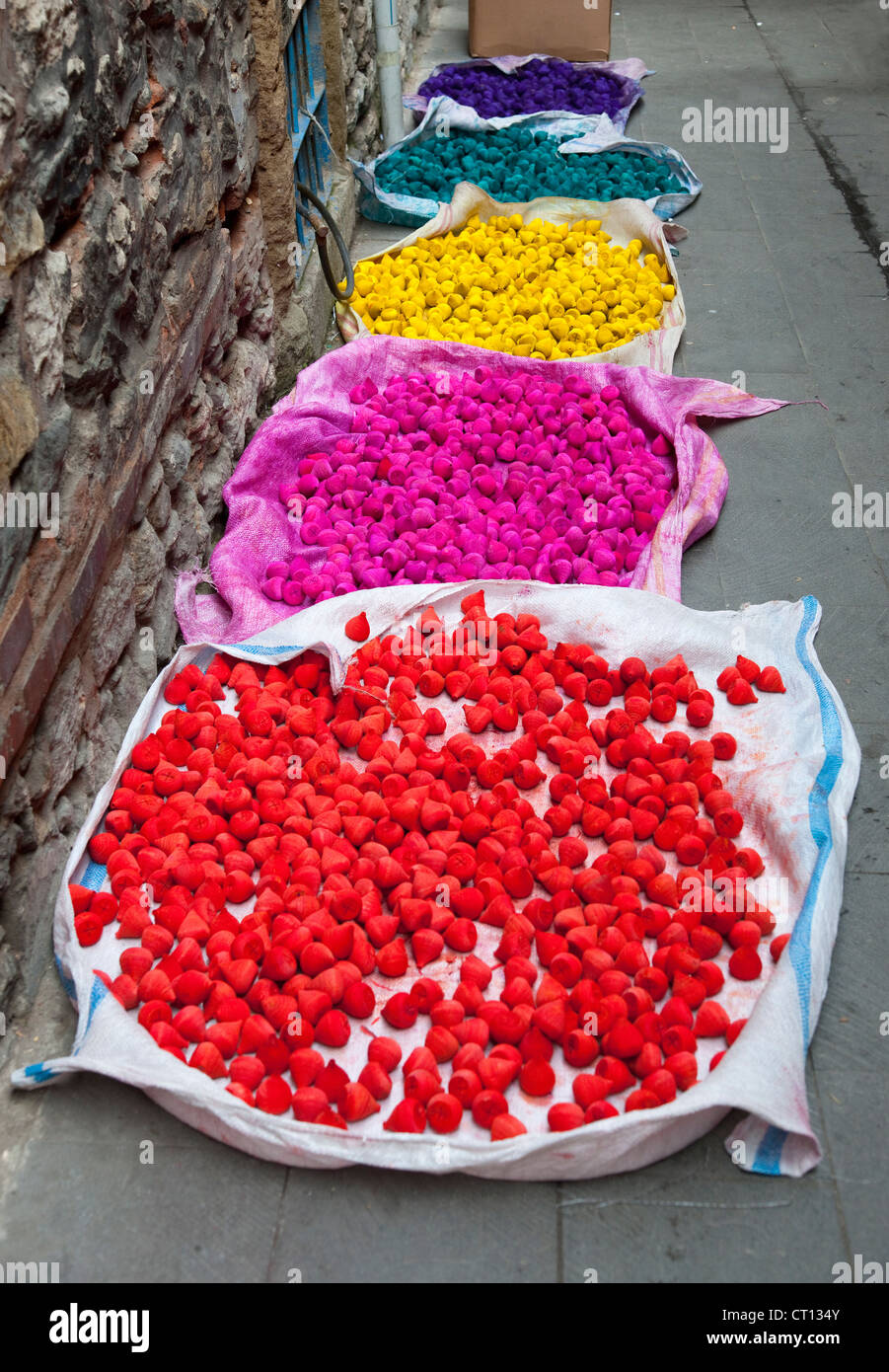 Cestini di caramelle colorate su strada Foto Stock