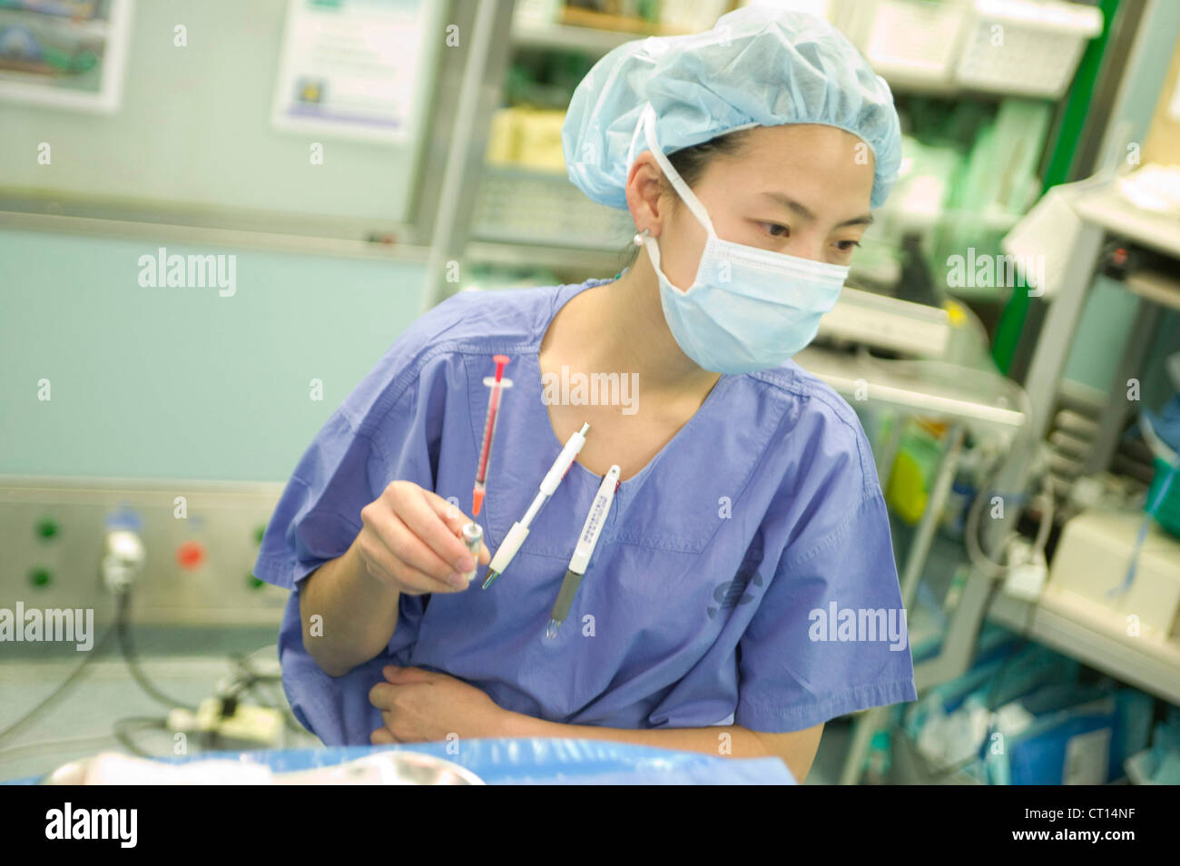 Uno staff medico tenendo un campione di sangue. Foto Stock