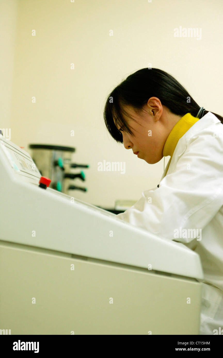 Studente di medicina a studiare Foto Stock
