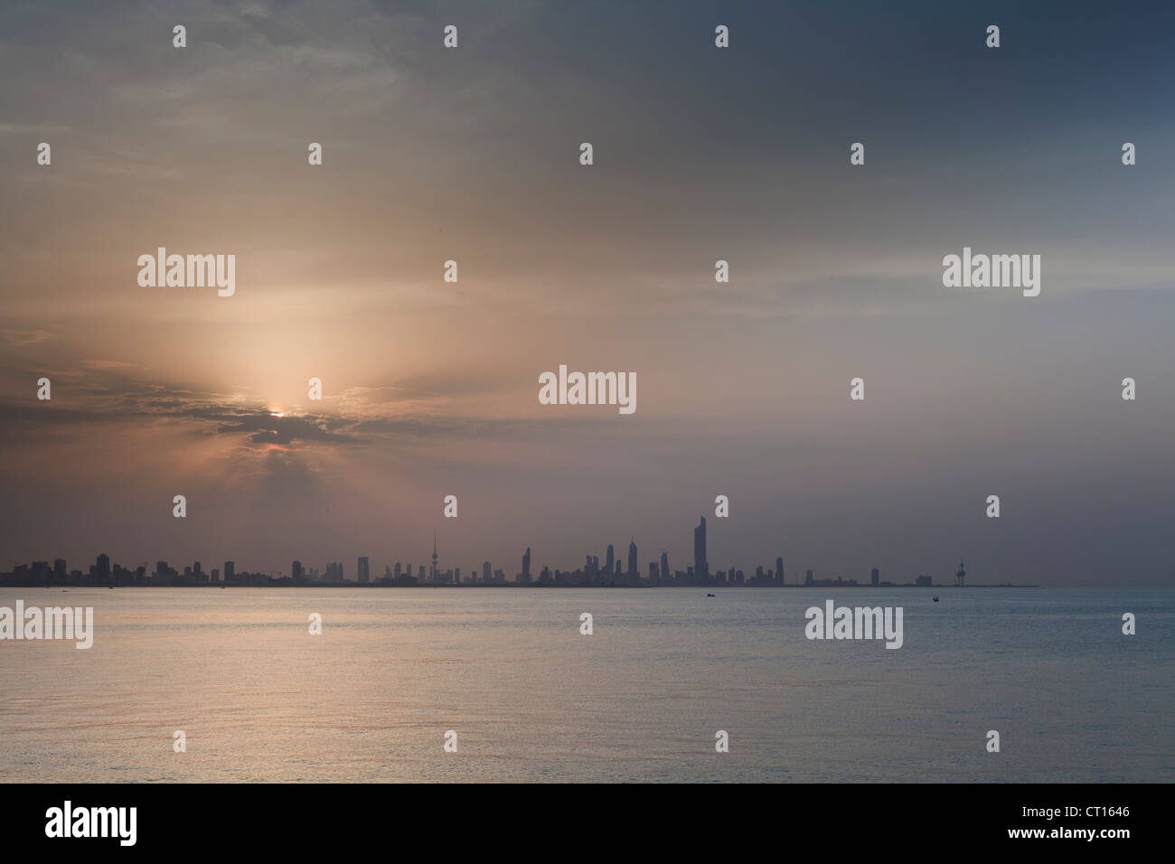 Kuwait City skyline tramonto Foto Stock