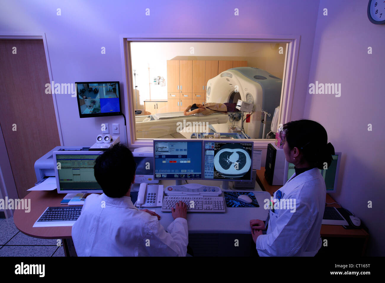 Un paziente viene sottoposto ad una scansione TC sotto la cura di personale presso il Samsung Medical Center. Foto Stock