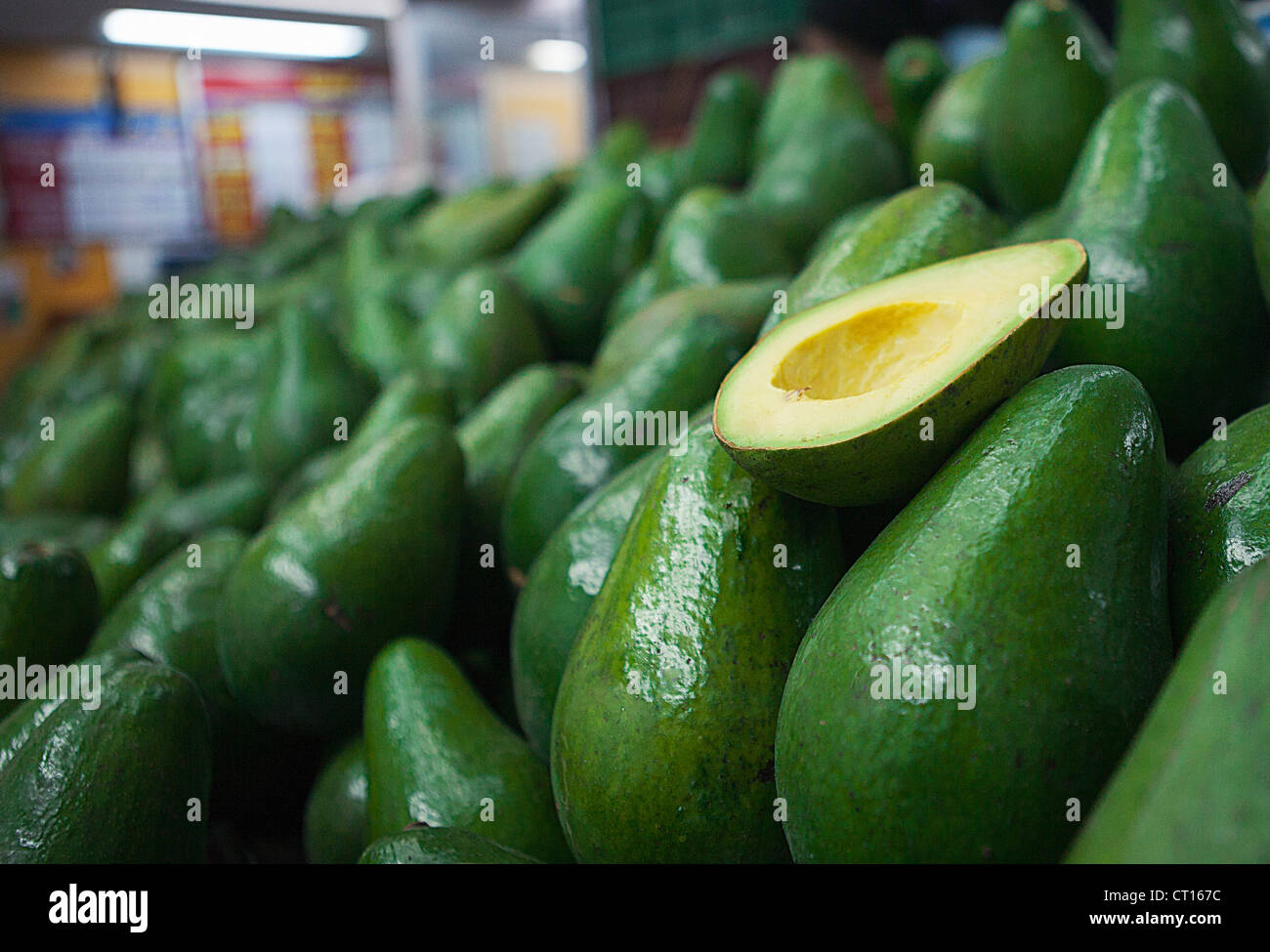 Close up di fettine di avocado in vendita Foto Stock