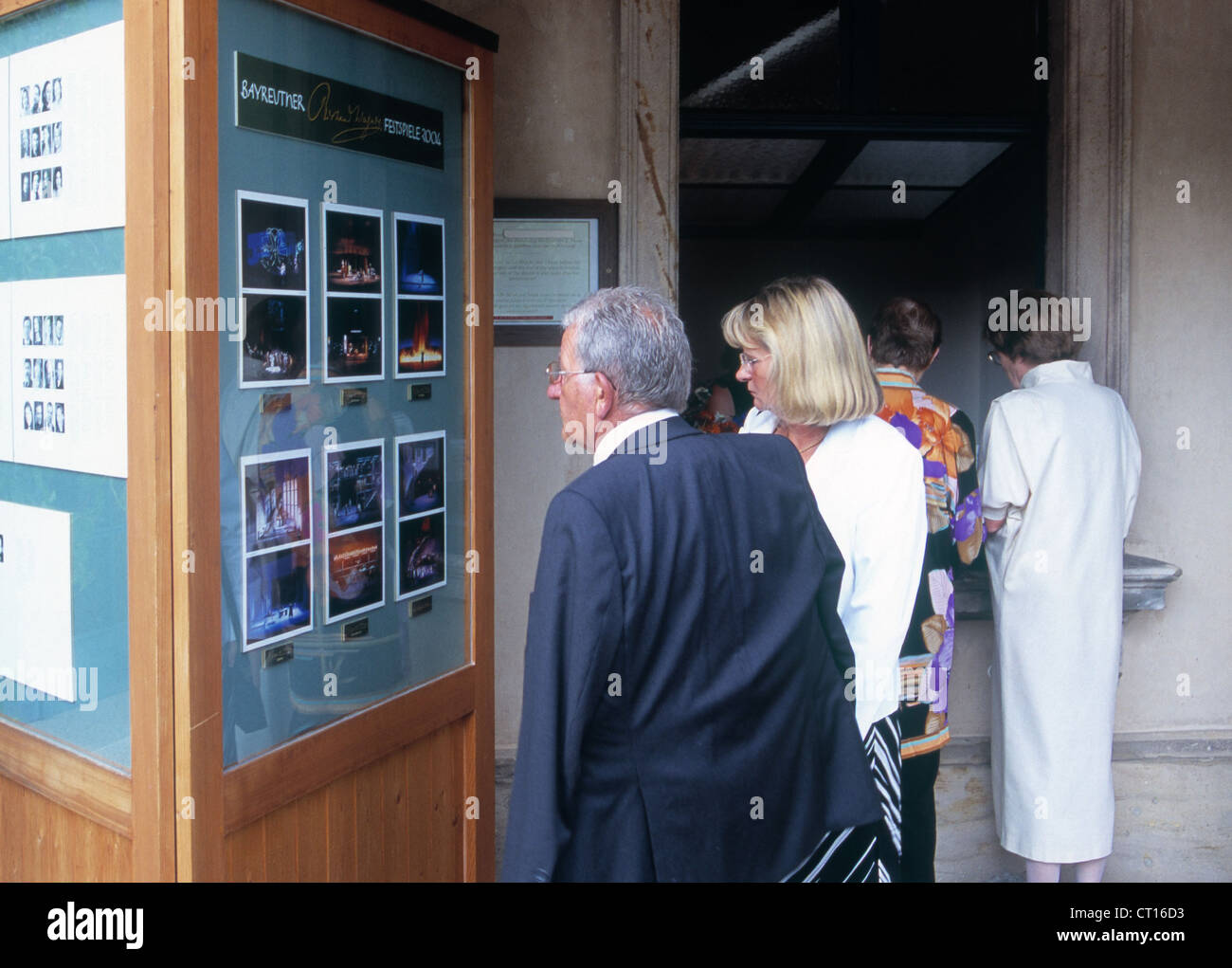 Gli ospiti del Festival di Bayreuth in Schaukaesten anteriore Foto Stock