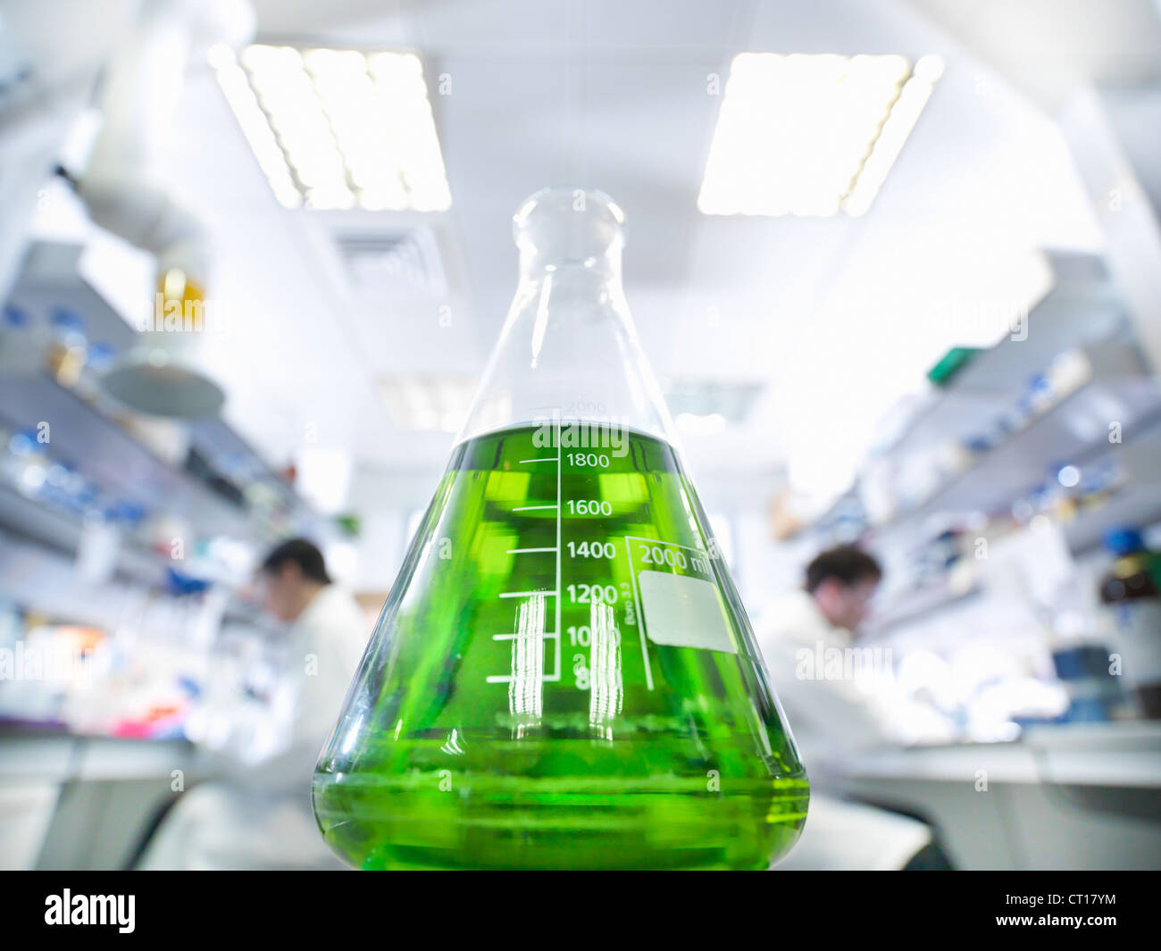Close up del bicchiere di liquido in laboratorio Foto Stock