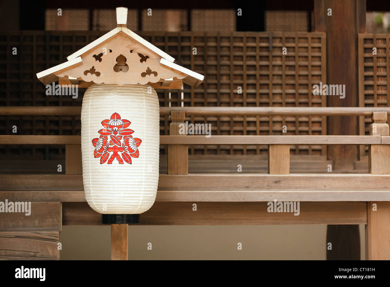 Giapponese tradizionale lanterna di carta in casa di legno Foto stock -  Alamy