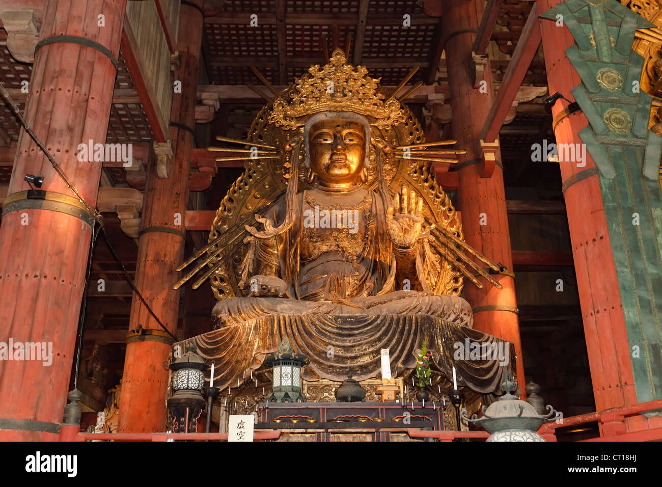 Amida Buddha gigante statua di metallo nel tempio Todaiji, Nara, Giappone Foto Stock