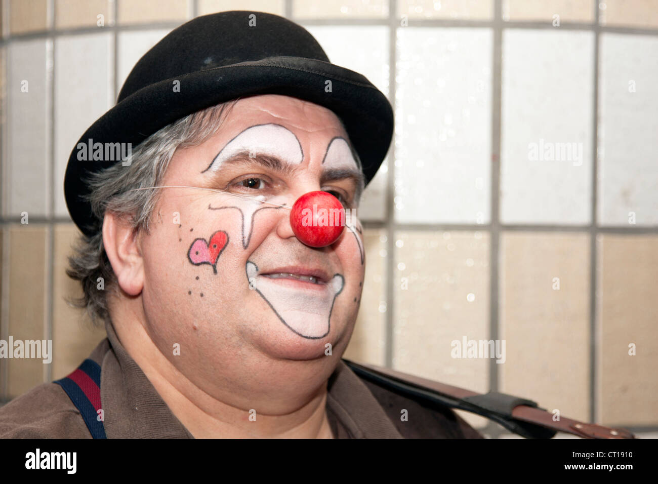 Un maschio in un clown look. Foto Stock