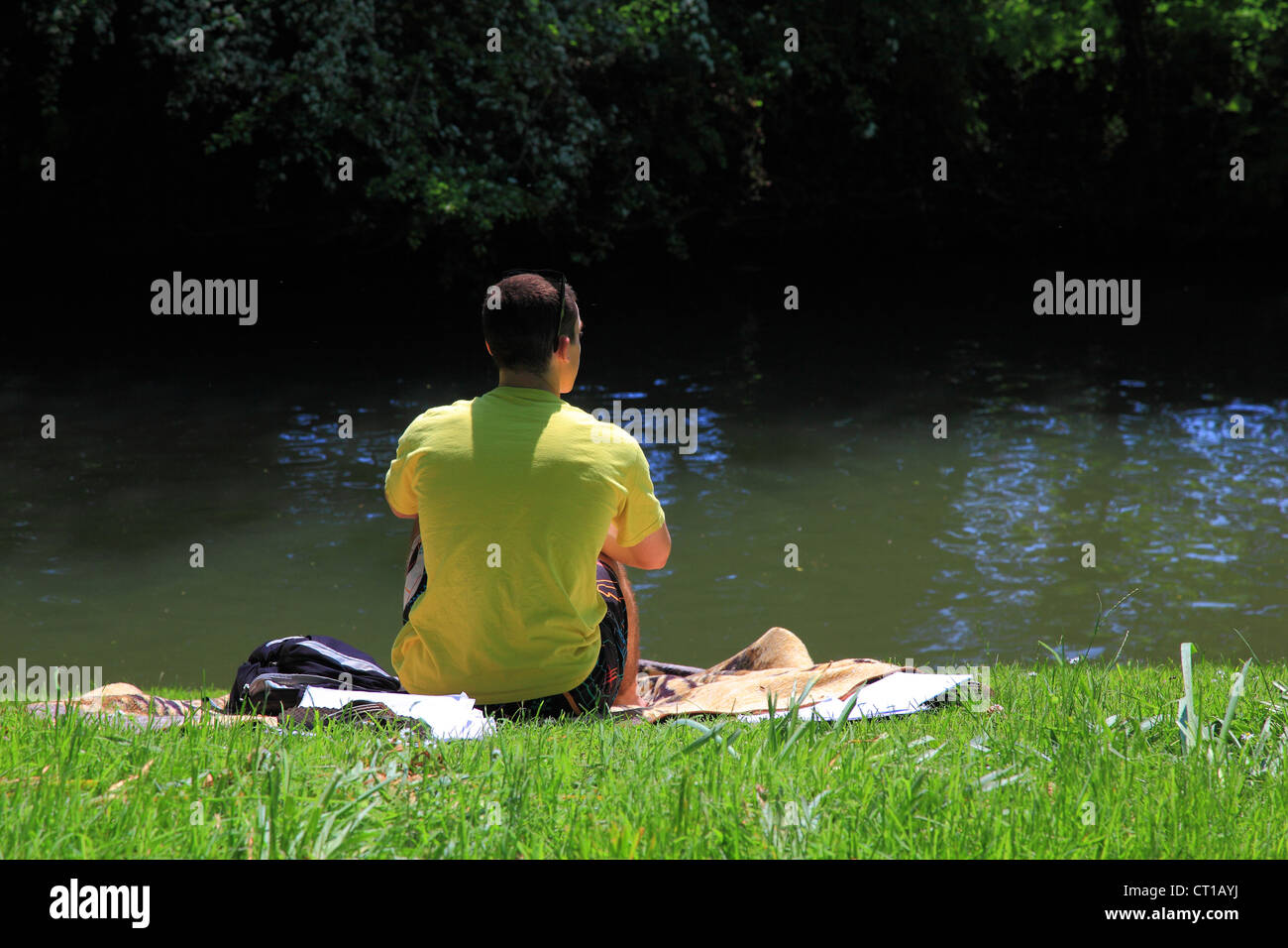 Uomo in giallo t-shirt dal fiume Cherwell, Oxford, Oxfordshire, Inghilterra Foto Stock