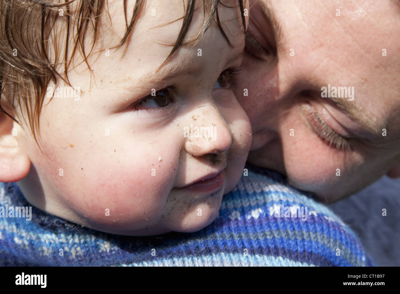 Padre baciare figli guancia Foto Stock