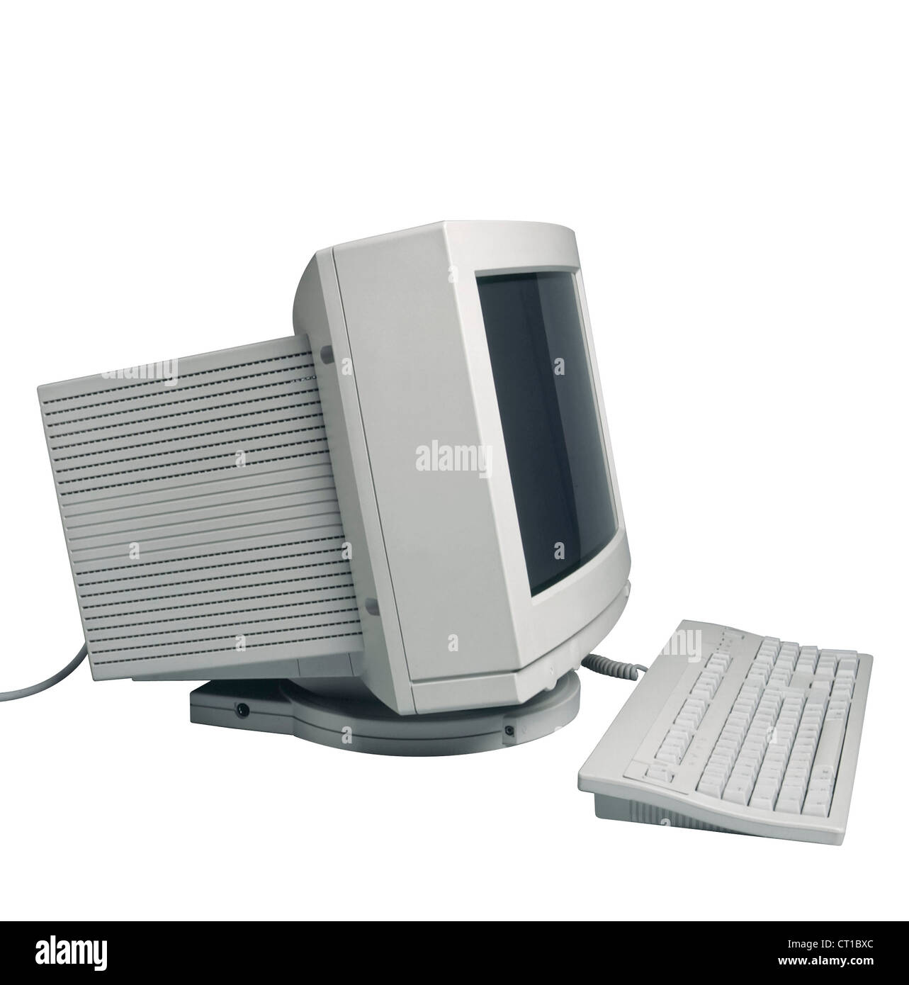 Computer von der Seite mit leerem Röhrenmonitor Bildschirm. Auf weißem Hintergrund Foto Stock