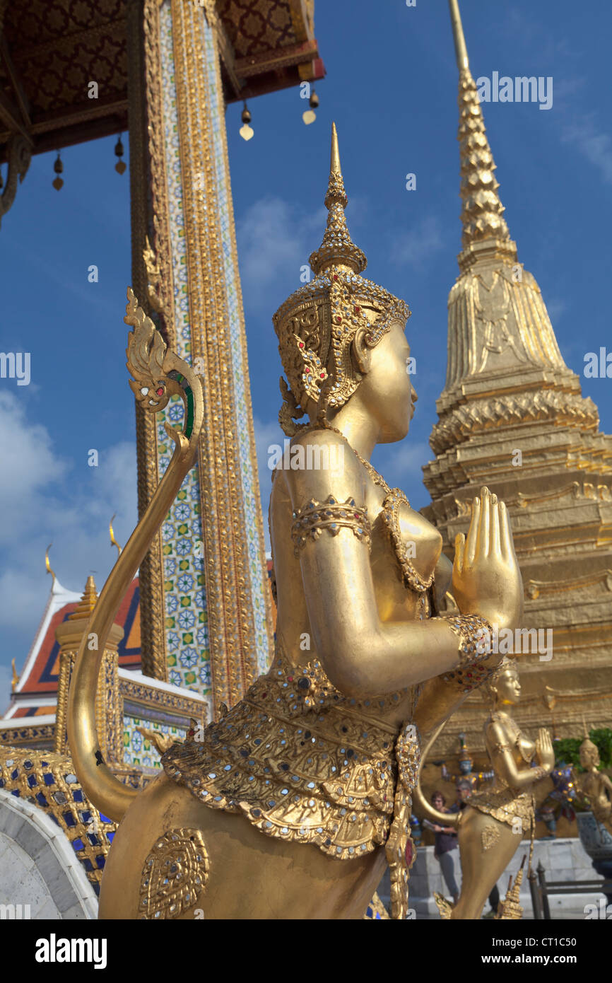 Statua di Kinnari al Wat Phra Kaeo, il Royal Grand Palace, Bangkok, Thailandia Foto Stock