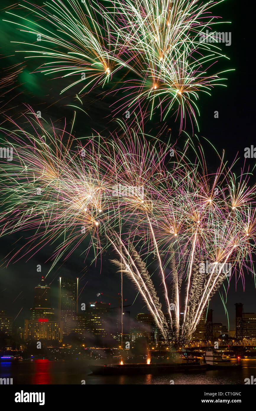 Fuochi d'artificio lungo il fiume Willamette con Portland Oregon skyline notturno Foto Stock