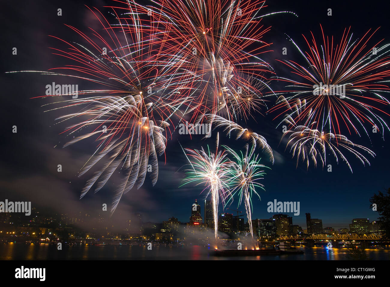 Il 4 luglio i fuochi d'artificio in Portland Oregon lungo il fiume Willamette Waterfront Foto Stock
