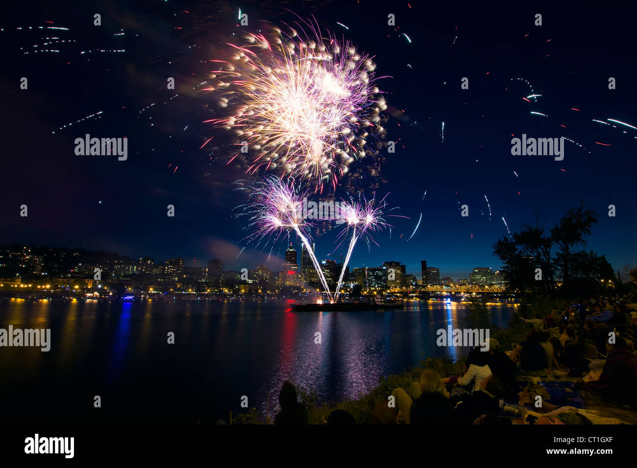La gente a guardare i fuochi d'Artificio lungo le rive del fiume Willamette in Portland Oregon Foto Stock