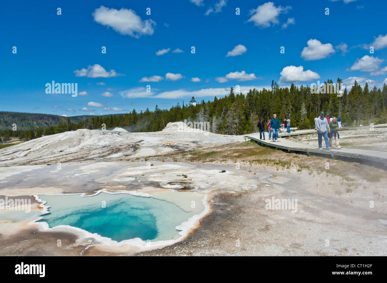 I turisti a piedi attorno a boardwalk cuore molla Upper Geyser Basin Parco nazionale di Yellowstone Wyoming usa stati uniti d'America Foto Stock