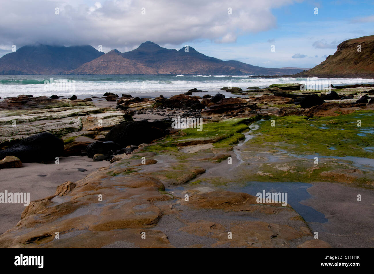 Un paesaggio di cantare sands isola di eigg della costa ovest al largo della Scozia con isola di rum in background Foto Stock